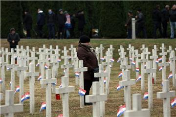 VUKOVAR Državna i druga izaslanstva položila vijence i zapalila svijeće na Memorijalnom groblju