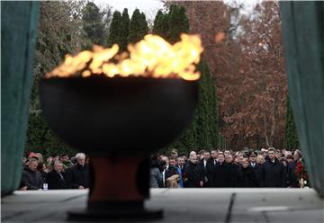 VUKOVAR Državna i druga izaslanstva položila vijence i zapalila svijeće na Memorijalnom groblju