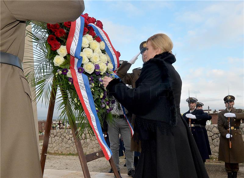 Predsjednica Grabar-Kitarović položila vijenac žrtvama u Škabrnji