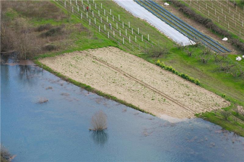 Otvorena izložba „Od jezera do polja“ - fra Ante Gnječ pretvorio jezero u plodnu zemlju