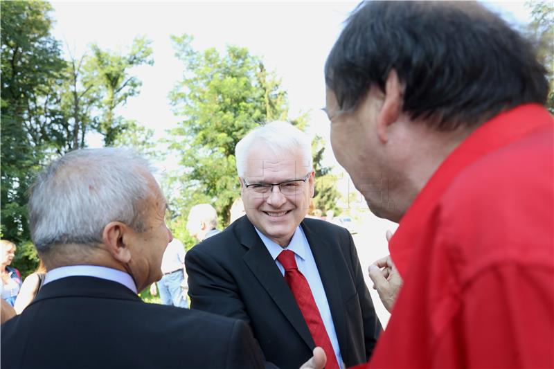 Former Croatian president Josipovic receives award in Sarajevo