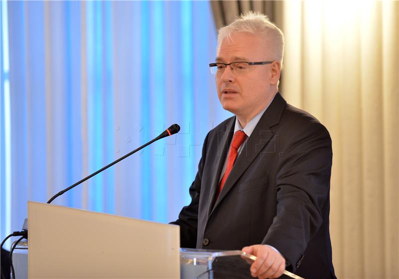 Josipović u Sarajevu: Antifašizam europska vrijednost, Hrvatska ugrožena revizionizmom