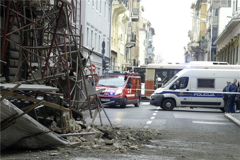 Urušio se dio pročelja zgrade u najprometnijoj ulici u Rijeci, nema ozlijeđenih