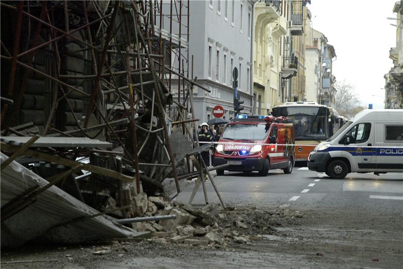 Počelo uklanjanje opasne skele sa zgrade u Rijeci