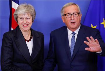 Theresa May u Bruxellesu s Junckerom i Tuskom