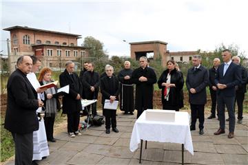 Pula:  Žalac na postavljanju kamena temeljca za hospicij