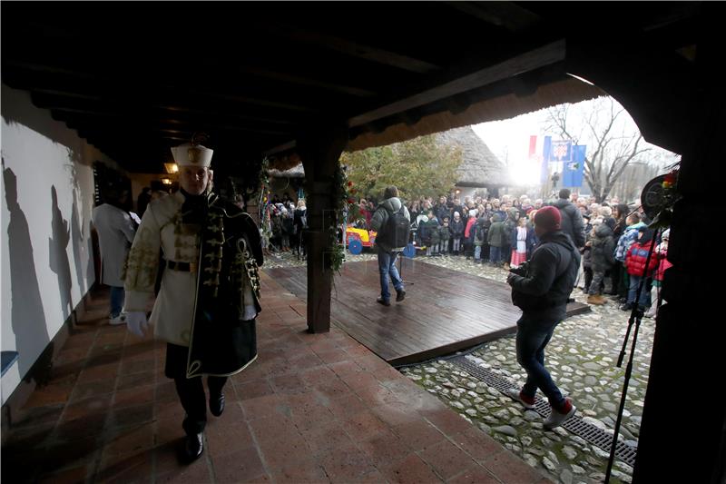  Predsjednica Grabar-Kitarović i gradonačelnik Bandić svečano otvorili  Advent na Prekrižju