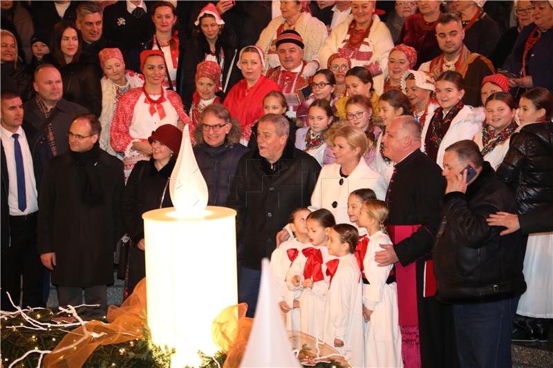 'Advent na Trgu bana Jelačića' počeo paljenjem prve Adventske svijeće