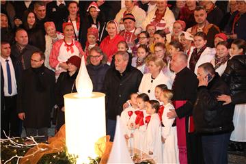 'Advent na Trgu bana Jelačića' počeo paljenjem prve Adventske svijeće