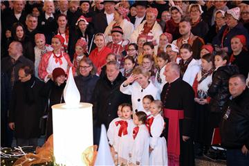 'Advent na Trgu bana Jelačića' počeo paljenjem prve Adventske svijeće