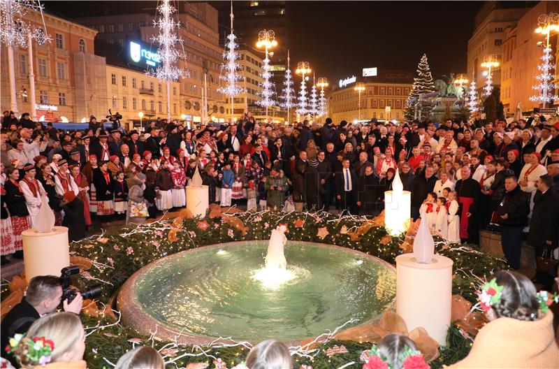 'Advent na Trgu bana Jelačića' počeo paljenjem prve Adventske svijeće