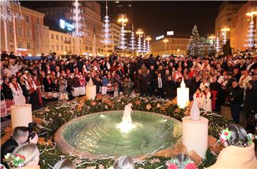 'Advent na Trgu bana Jelačića' počeo paljenjem prve Adventske svijeće