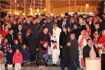 'Advent na Trgu bana Jelačića' počeo paljenjem prve Adventske svijeće