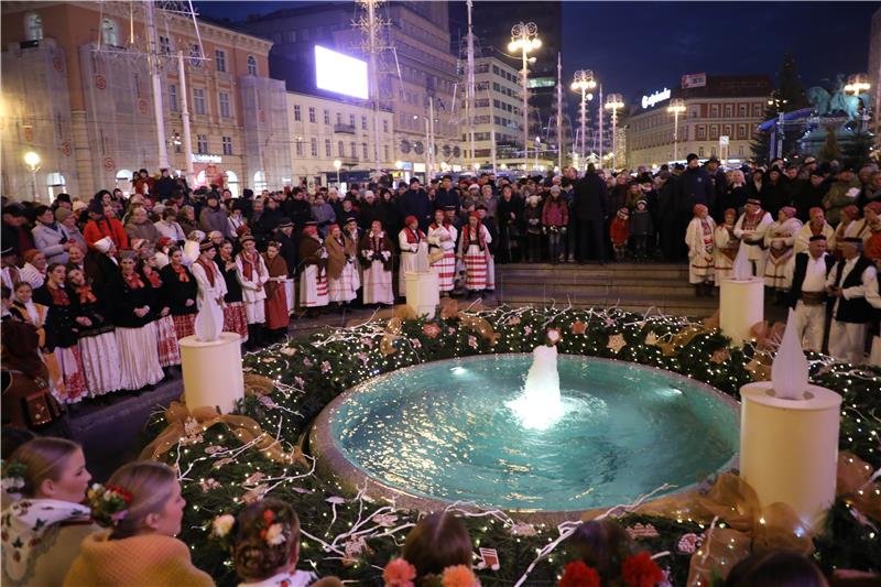 'Advent na Trgu bana Jelačića' počeo paljenjem prve Adventske svijeće