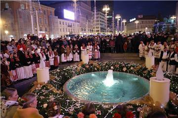 'Advent na Trgu bana Jelačića' počeo paljenjem prve Adventske svijeće