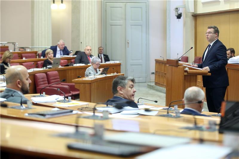 Minister presents pension reform, Opposition thinks more should have been done