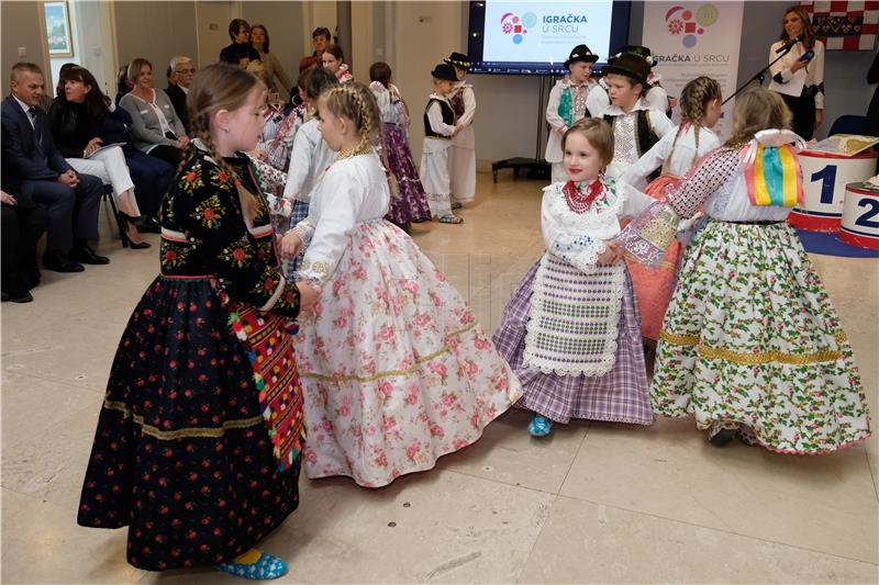Otvorena izložba "Igračka u srcu"