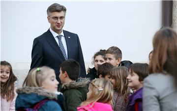 Premijer Plenković slikao se s djecom ispred Banskih dvora