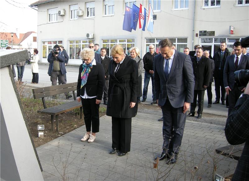 Grabar-Kitarović u Jasenovcu položila cvijeće uz spomenik poginulim braniteljima