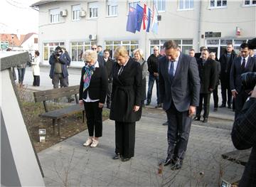 Grabar-Kitarović u Jasenovcu položila cvijeće uz spomenik poginulim braniteljima