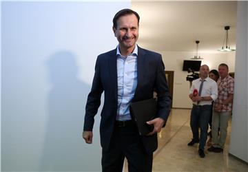 Kovač: Petrov manipulira i dezinformira javnost