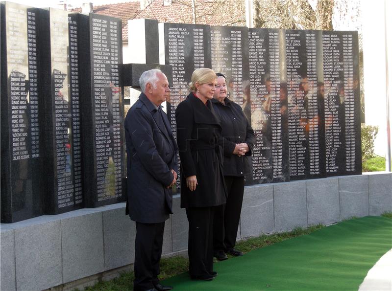 Predsjednica Grabar-Kitarović u Glini otkrila spomenik s imenima 396 glinskih žrtava