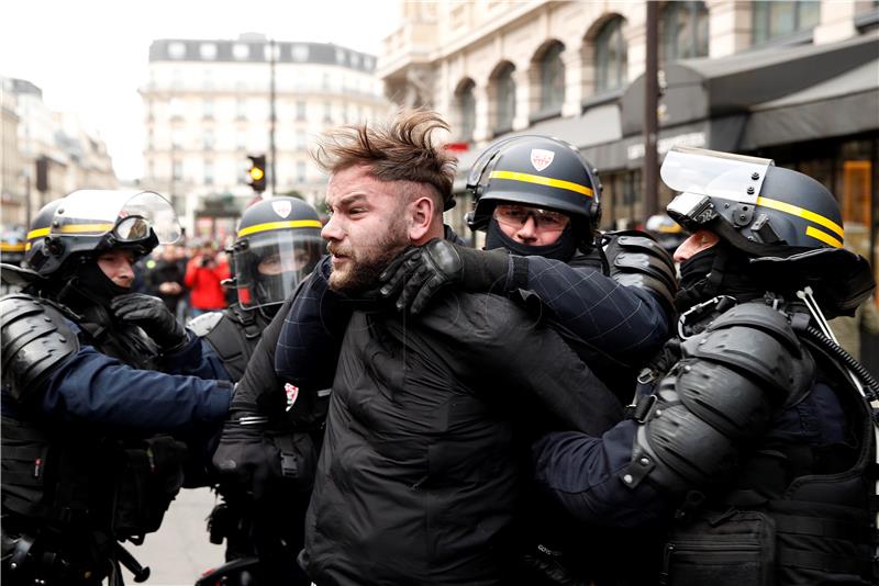 Sukob policije i "žutih prsluka" na slavnoj pariškoj aveniji