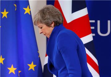 May odgodila glasanje i odvela Brexit u nepoznato