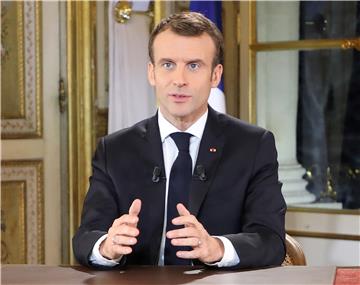 Macron najavio niz mjera za smirivanje "žutih prsluka", ali obećava da neće biti zaokreta