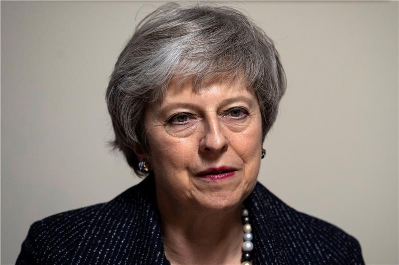 May kaže kako bi se njezinim odlaskom ugrozio brexit