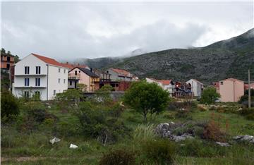 Oskvrnuto spomen obilježje hrvatskim braniteljima u općini Ravno nedaleko Dubrovnika