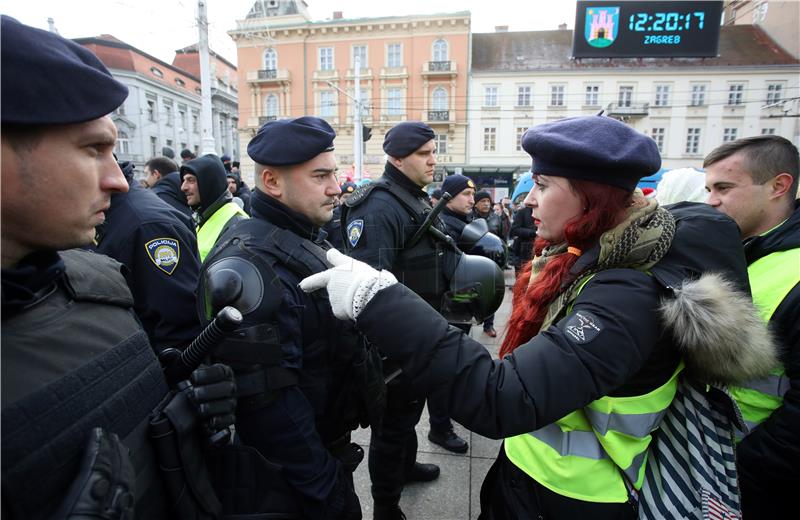 Žute prsluke na Trgu bana Jelačića zaustavili pripadnici policije