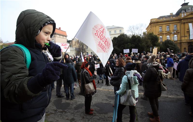 Okupljanje nastavnika i sindikata zbog sve težeg stanja u obrazovanju