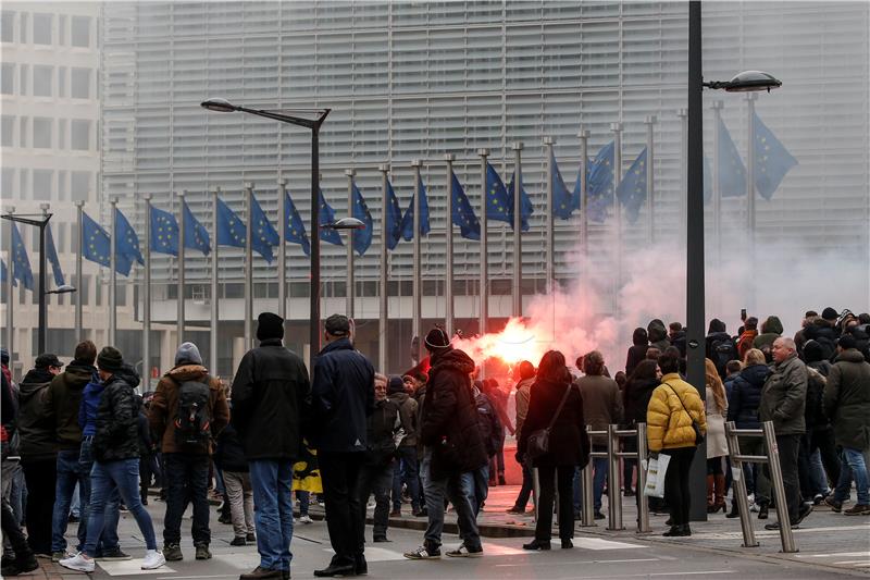 Bruxelles: policija suzavcem i vodenim topovima na prosvjednike