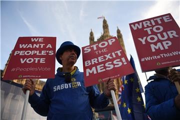 Zastupnici napali May jer ne dopušta glasanje o brexitu