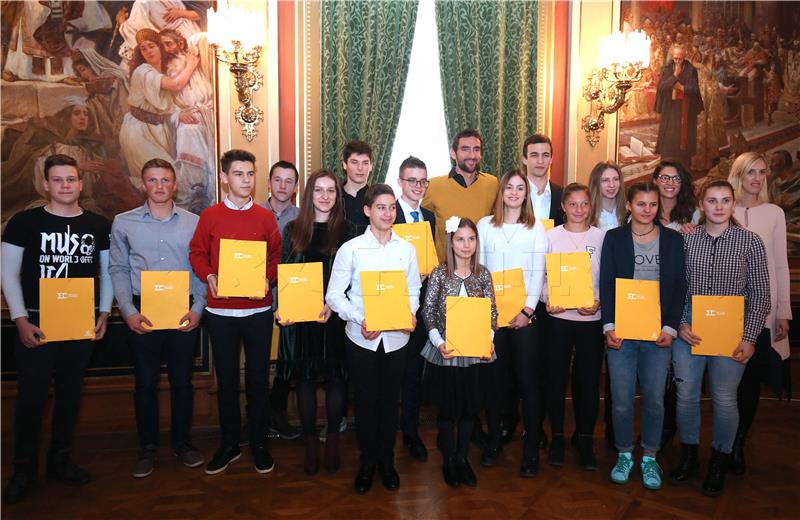 Marin Cilic gives scholarships awarded by his foundation to first 14 recipients