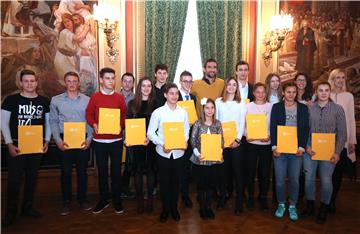 Marin Cilic gives scholarships awarded by his foundation to first 14 recipients