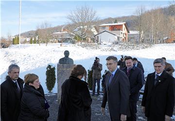 Premijer Plenković u Pakracu zapalio svijeću ispred biste dr. Ivana Šretera