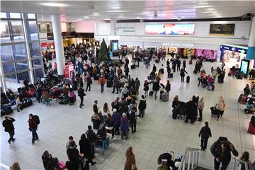 Britanska policija traga za operaterima dronova na Gatwicku