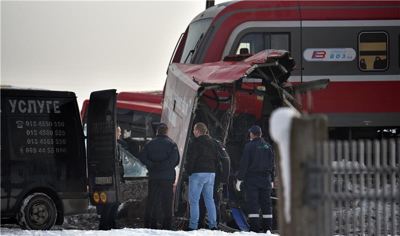 Najmanje troje mrtvih u naletu vlaka na autobus kod Niša