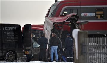 Najmanje troje mrtvih u naletu vlaka na autobus kod Niša