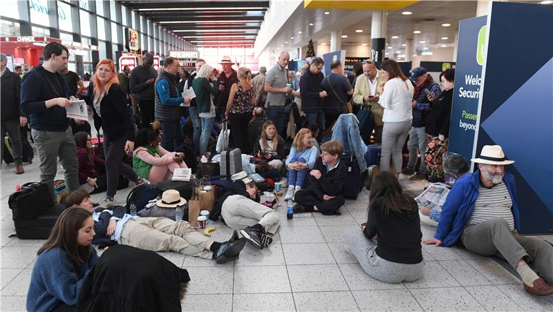 Muškarac i žena uhićeni zbog dronova na Gatwicku