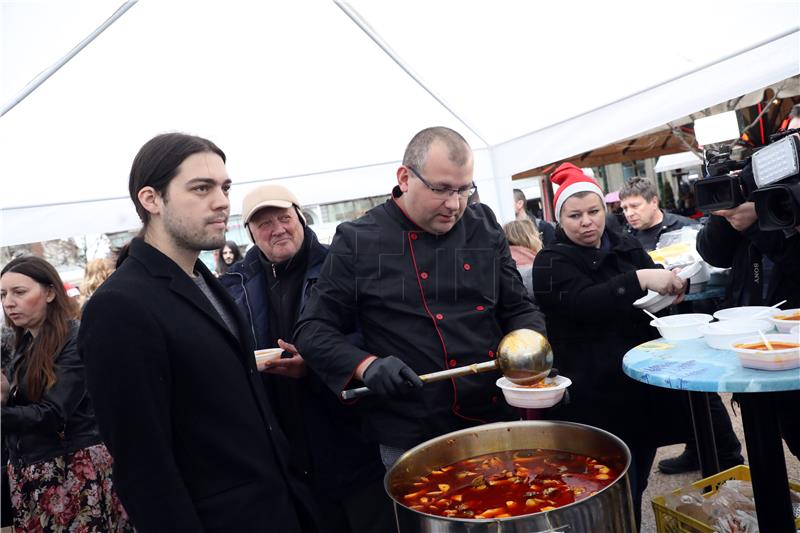 Živi zid dijelio hranu i poklone