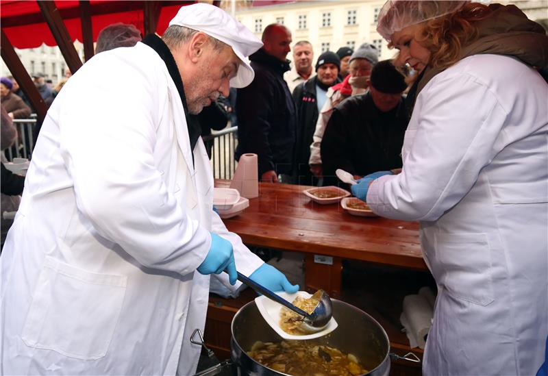 Bandić dijelio bakalar na glavnom zagrebačkom trgu