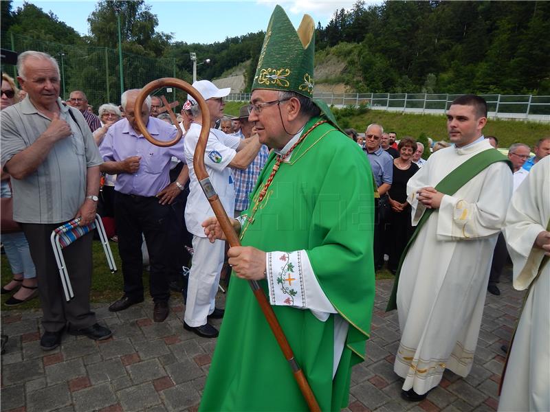 Kardinal Puljić u poruci rekao da su sve ovozemaljske sile i zakoni prolazni, Bog ostaje trajnim pouzdanjem