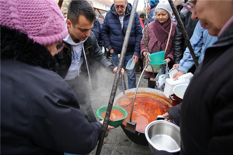 Podijeljeno 3000 porcija tradicionalnog badnjačkog fiš paprikaša u Osijeku