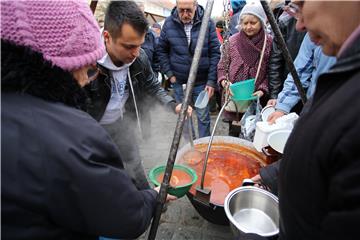 Podijeljeno 3000 porcija tradicionalnog badnjačkog fiš paprikaša u Osijeku