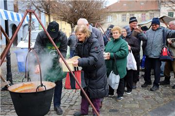 Podijeljeno 3000 porcija tradicionalnog badnjačkog fiš paprikaša u Osijeku