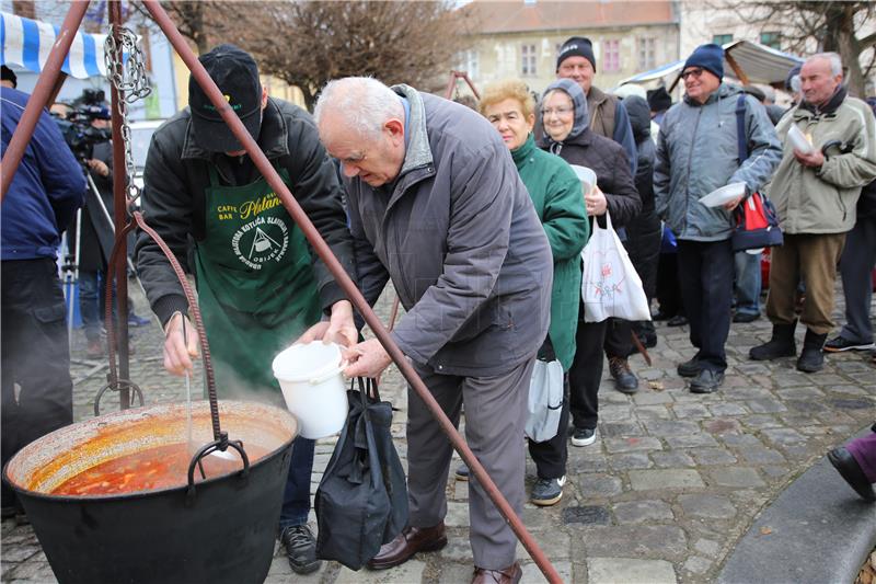 Podijeljeno 3000 porcija tradicionalnog badnjačkog fiš paprikaša u Osijeku