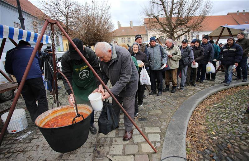 Podijeljeno 3000 porcija tradicionalnog badnjačkog fiš paprikaša u Osijeku